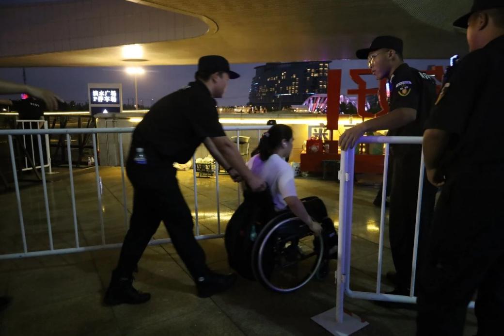 C:/Users/Administrator/Desktop/臺(tái)風(fēng)“貝碧嘉”來襲，南京保安積極應(yīng)對(duì)，“守”護(hù)萬家團(tuán)圓！/13.jpg13