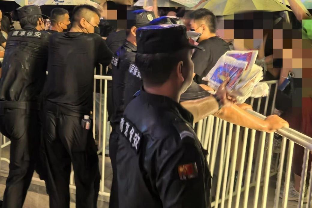 C:/Users/Administrator/Desktop/臺(tái)風(fēng)“貝碧嘉”來襲，南京保安積極應(yīng)對(duì)，“守”護(hù)萬家團(tuán)圓！/11.jpg11