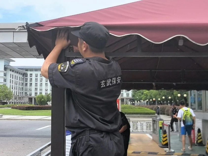 C:/Users/Administrator/Desktop/臺(tái)風(fēng)“貝碧嘉”來襲，南京保安積極應(yīng)對(duì)，“守”護(hù)萬家團(tuán)圓！/6.jpg6