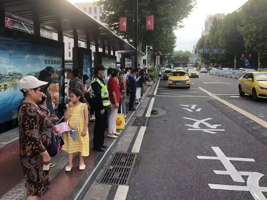 C:/Users/Administrator/Desktop/臺(tái)風(fēng)“貝碧嘉”來襲，南京保安積極應(yīng)對(duì)，“守”護(hù)萬家團(tuán)圓！/2.jpg2