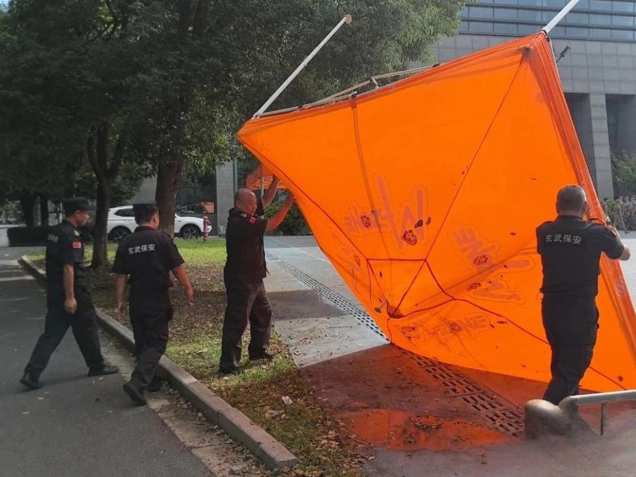 C:/Users/Administrator/Desktop/臺(tái)風(fēng)“貝碧嘉”來襲，南京保安積極應(yīng)對(duì)，“守”護(hù)萬家團(tuán)圓！/3.jpg3