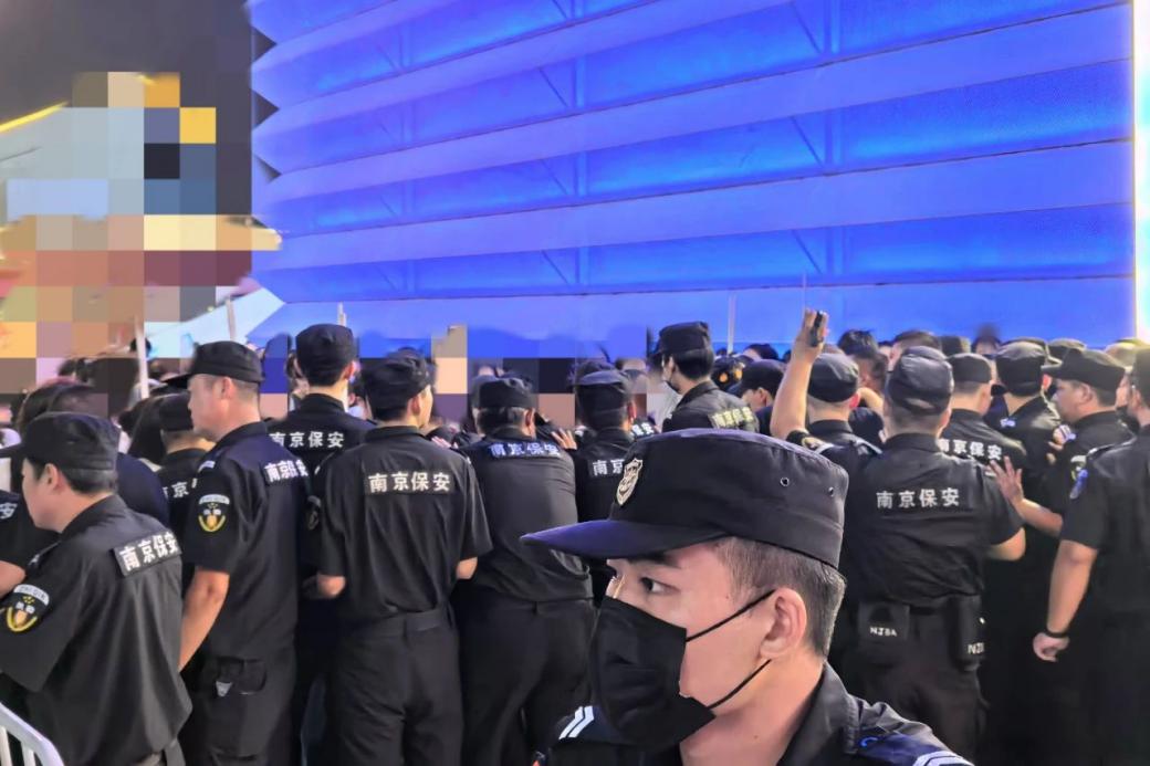 C:/Users/Administrator/Desktop/臺(tái)風(fēng)“貝碧嘉”來襲，南京保安積極應(yīng)對(duì)，“守”護(hù)萬家團(tuán)圓！/12.jpg12