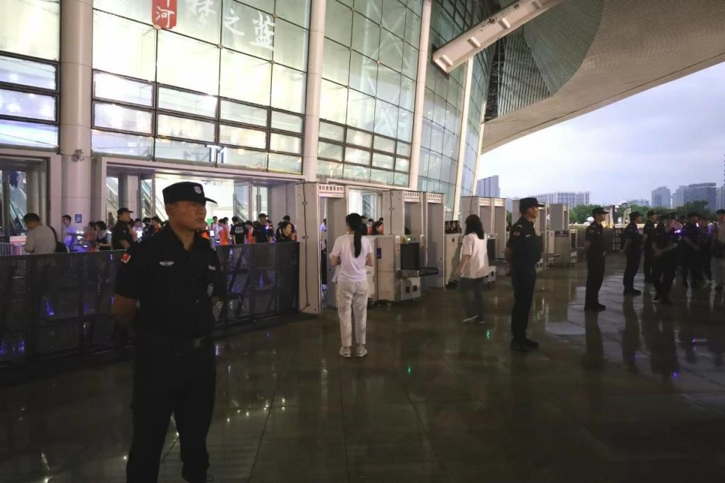 C:/Users/Administrator/Desktop/“安保鐵軍、硬核保障”2024系列報道四十二——南京市保安服務有限公司成功護航張碧晨「今兒個開心」十周年巡回演唱會南京站安保任務/3.jpg3