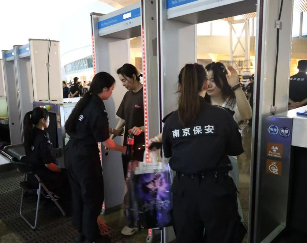C:/Users/Administrator/Desktop/“安保鐵軍、硬核保障”2024系列報道四十二——南京市保安服務有限公司成功護航張碧晨「今兒個開心」十周年巡回演唱會南京站安保任務/2.jpg2