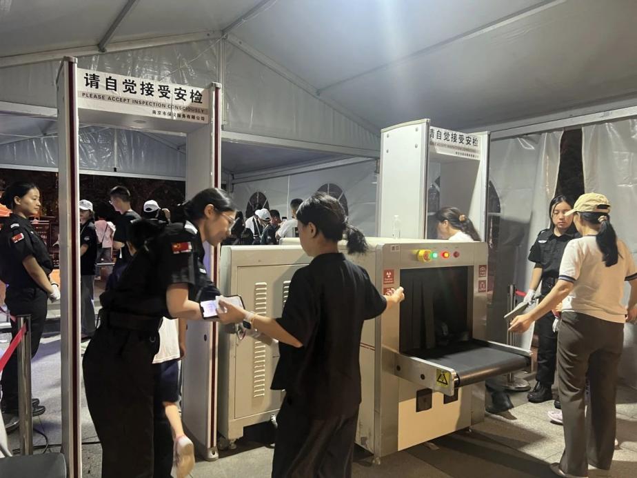 C:/Users/Administrator/Desktop/臺(tái)風(fēng)“貝碧嘉”來襲，南京保安積極應(yīng)對(duì)，“守”護(hù)萬家團(tuán)圓！/9.jpg9