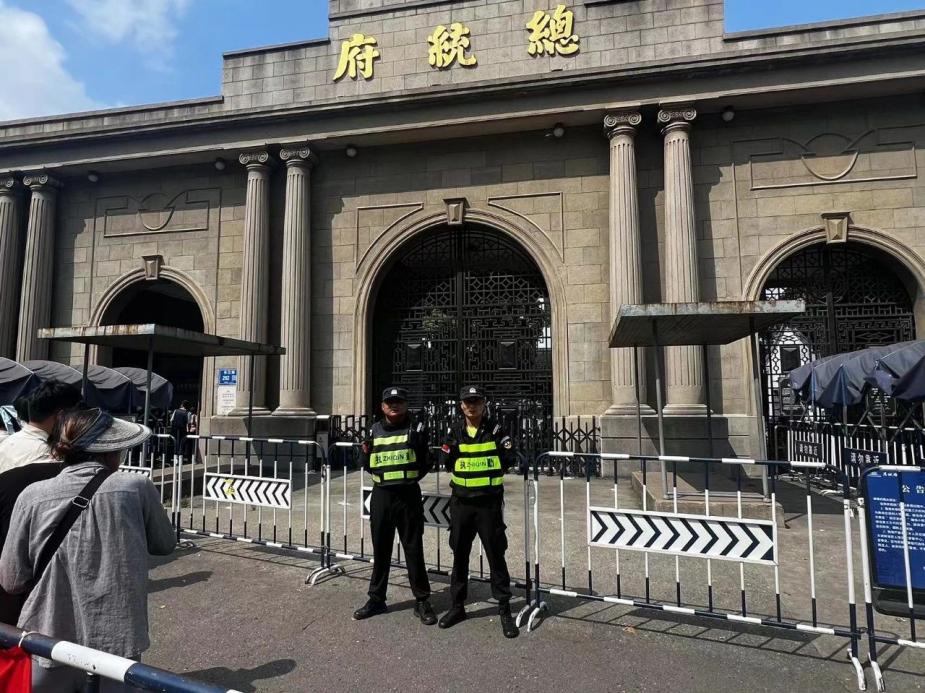 C:/Users/Administrator/Desktop/臺(tái)風(fēng)“貝碧嘉”來襲，南京保安積極應(yīng)對(duì)，“守”護(hù)萬家團(tuán)圓！/7.jpg7