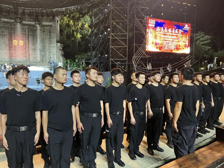 C:/Users/Administrator/Desktop/臺(tái)風(fēng)“貝碧嘉”來襲，南京保安積極應(yīng)對(duì)，“守”護(hù)萬家團(tuán)圓！/10.jpg10