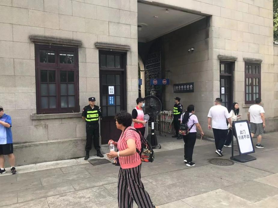 C:/Users/Administrator/Desktop/臺(tái)風(fēng)“貝碧嘉”來襲，南京保安積極應(yīng)對(duì)，“守”護(hù)萬家團(tuán)圓！/8.jpg8