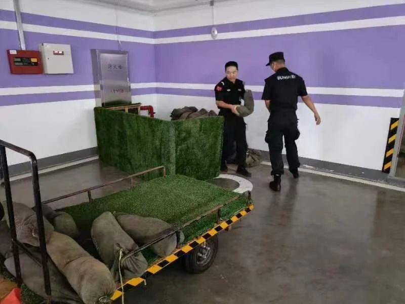 C:/Users/Administrator/Desktop/臺(tái)風(fēng)“貝碧嘉”來襲，南京保安積極應(yīng)對(duì)，“守”護(hù)萬家團(tuán)圓！/5.jpg5